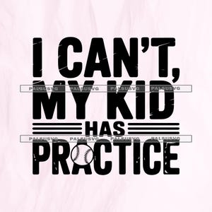 Könnte beinhalten: Schwarzer Text auf hellrosa Hintergrund: "I CAN'T, MY KID HAS PRACTICE" mit einer Baseball-Grafik. Der Text ist fett und ohne Serifen, der Baseball in der Mitte.