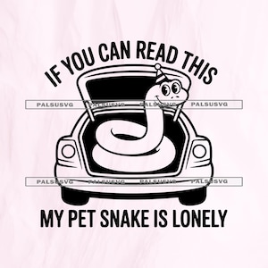 以下が含まれることがあります： パーティーハットをかぶった漫画のヘビが描かれた車のトランクの白黒グラフィック。テキストは「これがお読みいただければ、私のペットのスネークは寂しいです」と書かれています。