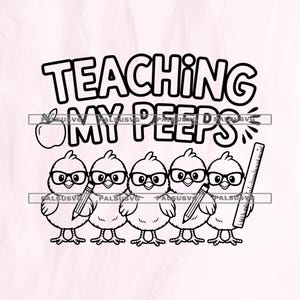 Puede incluir: Gráfico en blanco y negro con cinco pollitos de dibujos animados con gafas, sosteniendo lápices y una regla. El texto "TEACHING MY PEEPS" está encima de los pollitos, con un gráfico de manzana. El diseño está sobre un fondo rosa claro.