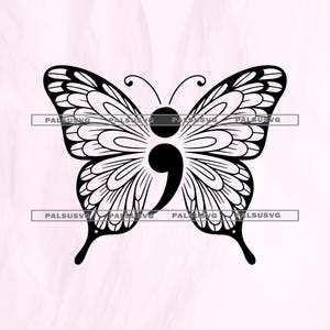 Può includere: Un disegno di farfalla nera con un punto e virgola al centro. La farfalla presenta motivi alari dettagliati e delicate antenne. L'immagine è una grafica vettoriale, adatta a varie applicazioni.