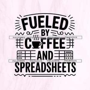 Könnte beinhalten: Schwarz-weißes Grafikdesign mit dem Text "FUELED BY COFFEE AND SPREADSHEETS". Das Design beinhaltet eine Kaffeetassen-Ikone und Tabellenkalkulationssymbole, ideal für Büroangestellte und Kaffeeliebhaber.