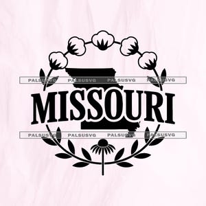 Könnte beinhalten: Schwarz-weißes Missouri-Design mit der Umrisslinie des Staates, dem Wort "MISSOURI" und einem floralen Kranz mit Baumwolle und einer Gänseblümchen. Das Design befindet sich auf einem hellrosa Hintergrund.