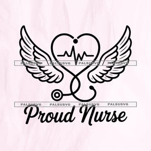 Może przedstawiać: Czarno-biała grafika przedstawiająca serce z linią bicia serca, skrzydłami i stetoskopem. Słowa "Proud Nurse" są napisane kursywą poniżej grafiki. Tło jest jasnoróżowe.