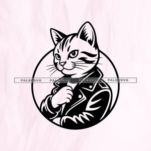 Puede incluir: Ilustración en blanco y negro de un gato con chaqueta de cuero, enmarcado en un círculo. El gato tiene rasgos detallados y posa con confianza, con una mano en el cuello de la chaqueta. Diseño audaz y llamativo.