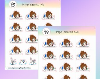 Puede incluir: Un conjunto de 18 pegatinas coloridas con un personaje de dibujos animados con cabello castaño y un lazo rosa. El personaje se muestra en varias poses, incluyendo sosteniendo un abanico, un unicornio y una nube. Las pegatinas están etiquetadas como "Paper Secrets Ink" y "D033 - Sweaty n' Hot (Nyny)".