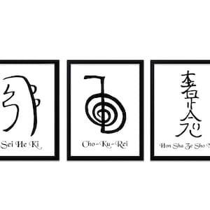 Op de afbeelding: Drie zwarte ingelijste prints met witte achtergronden. Elke print heeft een ander symbool in zwarte inkt. De eerste print heeft het symbool "Sei He Ki", de tweede print heeft het symbool "Cho-Ku-Rei" en de derde print heeft het symbool "Hon Sha Ze Sho Nen" in Japanse karakters.