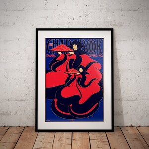 Pu&ograve; includere: Un poster vintage per la rivista "The Chap-Book", che presenta due donne in abiti rossi e cappelli neri, che tengono vassoi di frutta rossa. Il testo "The Chap-Book" &egrave; in un font stilizzato, con "Thanks Giving No." sotto.