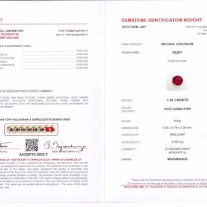 Könnte beinhalten: Ein Edelstein-Identifikationsbericht für einen 1,08 Karat starken, lebhaft rot-rosa Rubin, oval geformt, mit einem Brillant-Kronenschliff und einem Stufenpavillonschliff. Der Bericht zeigt, dass der Rubin eine Standard-Wärmebehandlung aufweist, die in ihrer Intensität moderat ist und aus Mosambik stammt. Der Bericht stammt von GFCO Gem Lab, einer Marke von Geafinco SA, Schweiz.