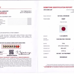 Könnte beinhalten: Edelstein-Identifikationsbericht für einen 1,14 Karat starken, lebhaft rot-rosa Rubin, oval geformt, mit brillantem Kronenschliff und Stufenpavillonschliff. Der Bericht besagt, dass der Rubin aus Mosambik stammt und keine Wärmebehandlung erfahren hat. Der Bericht enthält ein Hologramm und die Unterschriften der Gemmologen.