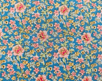 Una colorazione rara in questo splendido tessuto Liberty Tana Lawn Blue e Pink Vintage "Judy" 17 x 10 pollici.
