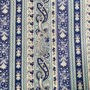 Puede incluir: Una tela con estampado paisley azul y blanco con un diseño repetitivo de motivos florales y paisley.