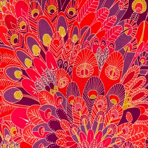 Puede incluir: Una tela colorida con un patrón de plumas estilizadas en tonos de rojo, rosa, morado y dorado.