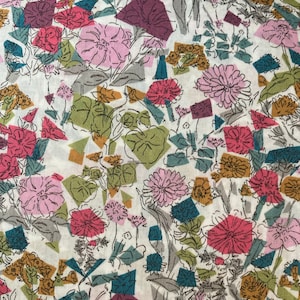 Könnte beinhalten: Ein weißer Stoff mit einem Blumenmuster. Das Muster zeigt rosa, rote, grüne und braune Blumen mit grauen Umrissen. Es gibt auch türkisfarbene und braune geometrische Formen auf dem gesamten Stoff.