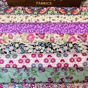 Liberty Tana Lawn Stoffpaket „Devon Violets“. Diese wunderschöne lila Kollektion enthält 8 verschiedene Stoffteile im großzügigen Format 6 x 9 Zoll.