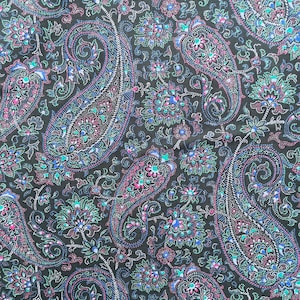 Een vintage paars en zwart 'Arthur Stuart' Liberty Tana-gazon van 13 x 9 inch, prachtig paisley.