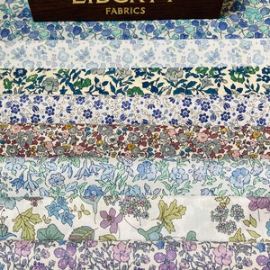 Un bellissimo pacco di tessuti "Blue Garden". Questo pacco contiene 8 pezzi di cotone Liberty Tana Lawn, tagliati in una generosa misura di 6"x9".