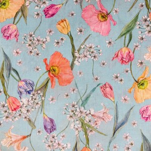 Pode incluir: Um padrão sem costura que apresenta uma variedade de flores em tons de rosa, laranja, amarelo e roxo. As flores estão dispostas sobre um fundo azul claro, criando um design delicado e feminino.