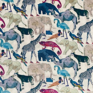 Puede incluir: Un patrón repetitivo con varios animales, incluyendo jirafas, elefantes, loros y flamencos, en tonos azules, rosas y beige. El diseño se presenta sobre un fondo blanco, creando una impresión caprichosa y colorida.