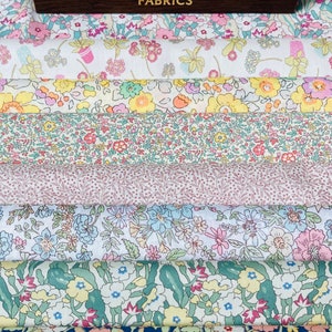 Una splendida confezione di tessuti "Primrose and Friends". Queste confezioni contengono 8 pezzi di cotone Liberty Tana Lawn, tagliati in una generosa misura di 6"x9".