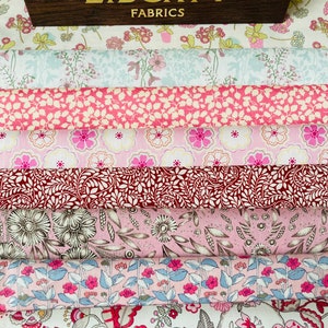 Una splendida confezione di tessuti "Pretty Pinks". Cotoni Liberty Tana Lawn di qualità, tagliati in una generosa misura 15x23 cm.