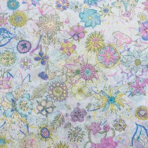 Puede incluir: Una tela blanca con un patrón floral. Las flores son en tonos de rosa, azul, amarillo y verde. La tela tiene un efecto acuarela.