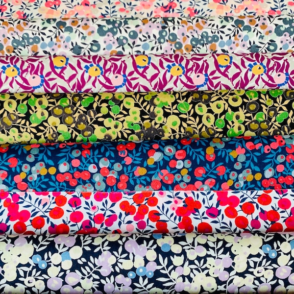 Un joli paquet de tissu Liberty Tana Lawn « Purely Berries ». 8 pièces, 6 x 9 po