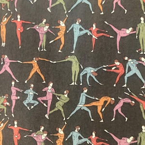 Puede incluir: Un patrón repetitivo de figuras estilizadas en varias poses, vestidas con colores sólidos como rojo, naranja, azul, verde y rosa, sobre un fondo oscuro. Las figuras parecen estar bailando o moviéndose, con brazos y piernas extendidos.