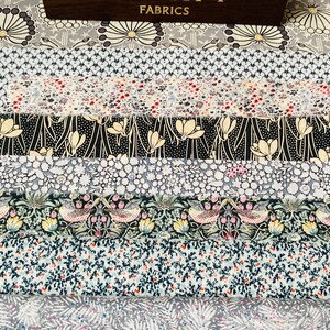 Questa confezione di grigi Liberty Tana Lawn si chiama "January". Questi 8 pezzi sono tagliati in generose dimensioni 6"x9".
