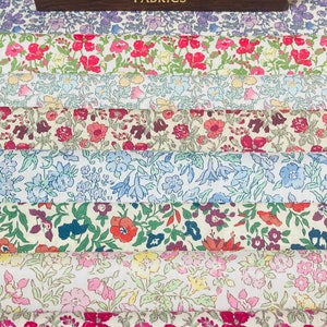 Una bellissima borsa in tessuto "Summer Delight". Ci sono 8 cotoni Liberty Tana Lawn, tagliati in un generoso 6"x 9". #Adele