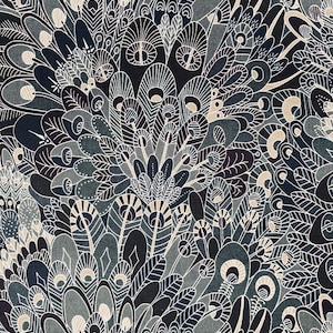 Puede incluir: Una tela estampada en blanco y negro con un diseño de plumas y hojas estilizadas. El patrón es intrincado y detallado, con una variedad de formas y tamaños.