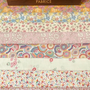 Un bellissimo pacco di tessuti "Carnival". Questo pacco contiene 8 pezzi di cotone Liberty Tana Lawn, tagliati in una generosa misura di 6"x9".