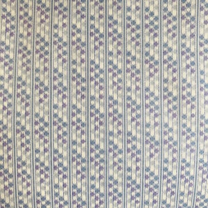 Puede incluir: Primer plano de una tela con un patrón repetitivo de rayas verticales en tonos de azul, morado y blanco.