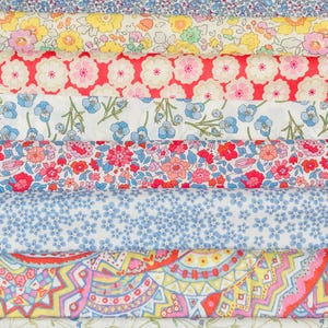 Fandango, una splendida confezione di tessuti. Queste confezioni contengono 8 pezzi di cotone Liberty Tana Lawn, tagliati in una generosa misura di 15x23 cm.