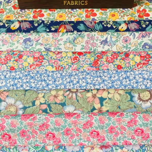Una splendida confezione di tessuti "I preferiti della nonna". Questa confezione contiene 8 pezzi di cotone Liberty Tana Lawn, tagliati in una generosa misura di 15x23 cm.