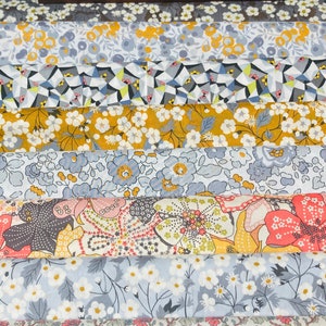 Liberty Tana Lawn, "A Taste Of Honey", confezione di tessuti. Questa confezione nei toni del senape e del grigio contiene 8 pezzi tagliati in un generoso formato 15 x 23 cm.