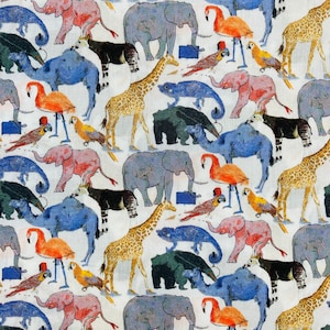 Peut inclure: Un fond blanc avec un motif répétitif d'animaux colorés. Les animaux comprennent des éléphants, des girafes, des flamants roses, des perroquets et des chameaux. Les animaux sont tous dessinés dans un style fantaisiste.