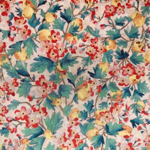 Peut inclure: Un tissu floral vintage avec un motif répétitif de fleurs rouges et roses, de fruits jaunes et de feuilles vertes sur un fond crème.