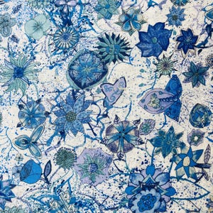 Puede incluir: Una tela con un estampado floral en tonos azules y turquesas sobre un fondo blanco. El diseño presenta varias formas de flores y efectos de pintura salpicada, creando un aspecto texturizado y artístico. El tema general es botánico.