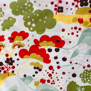 Peut inclure: Tissu blanc avec un motif répétitif de fleurs, de feuilles et de baies stylisées en rouge, vert et jaune. Le fond est blanc avec de petites étoiles blanches éparpillées.