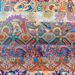 Una bellissima borsa in tessuto Liberty 'Colour Blast', contenente 8 adorabili pezzi di cotone Paisley e Bourton tagliati in generose dimensioni 6"x 9"