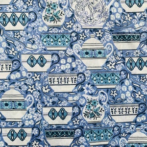 Könnte beinhalten: Ein sich wiederholendes Muster aus weißen Teetassen, Teekannen und Krügen mit blauen und türkisfarbenen Akzenten auf blauem Hintergrund. Das Design umfasst florale und geometrische Elemente und schafft ein Vintage-Teeparty-Thema.