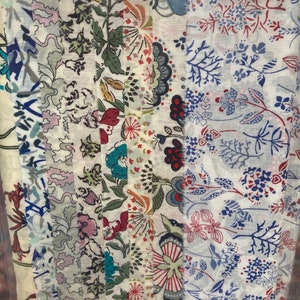 Un pacco di tessuti 'Flowers and Ferns' fuori produzione. Cotoni Liberty Tana Lawn di qualità, tagliati in generose dimensioni 6"x 9".