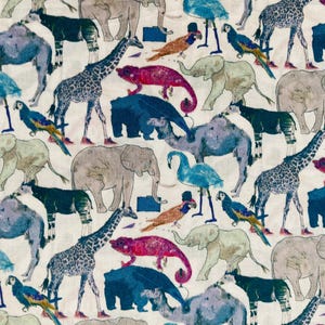 Peut inclure: Un fond blanc avec un motif répété de différents animaux, y compris des girafes, des éléphants, des flamants roses et des perroquets. Les animaux sont tous dans un style cartoon et portent des chaussures.