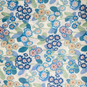 Primula Park, blå och rosa, Liberty Tana Lawn 33 x 23 cm #Adele. Internationell frakt