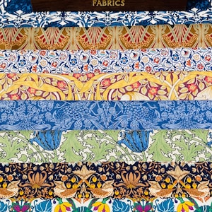 Una bellissima borsa in tessuto "Arts And Crafts". 8 pezzi di Liberty Tana Lawn tagliati in generose dimensioni 6" x 9".