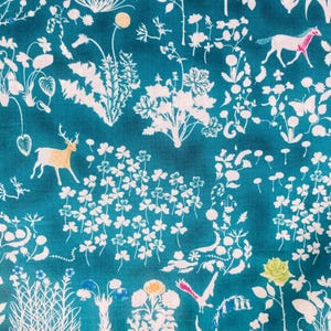 Può includere: Tessuto turchese con un motivo floreale bianco che presenta una varietà di fiori, foglie e animali, tra cui un cervo, un cavallo e uccelli. Il tessuto è perfetto per progetti di artigianato, come il quilting, la cucitura e lo scrapbooking.