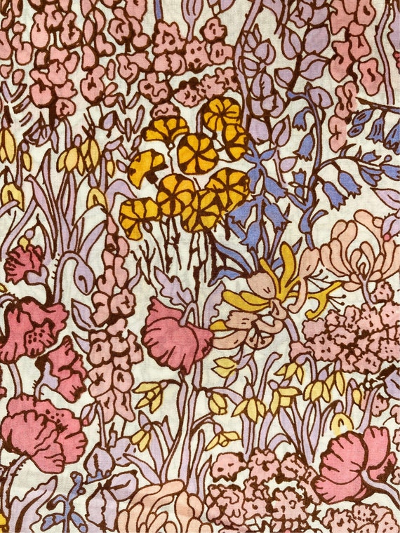A Collectors Corner Pink and Purple colourway in this ‘Tiny Poppytot’ Liberty Tana Lawn Seasonal Fabric. This piece is cut to 13 x 9 1/2”