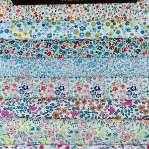 Una bellissima borsa in tessuto "Petites 15". 8 pezzi di Liberty Tana Lawn tagliati in generose dimensioni 6" x 9".