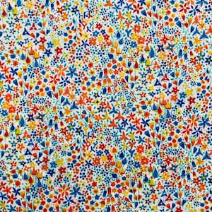 Könnte beinhalten: Ein weißer Stoff mit einem sich wiederholenden Muster aus kleinen, bunten Blumen. Die Blumen sind in Rot-, Orange-, Gelb-, Blau- und Grüntönen gehalten.