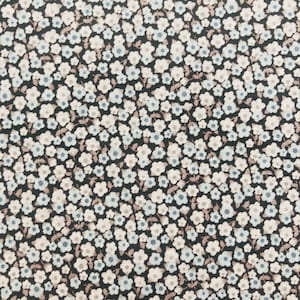 Puede incluir: Una tela negra con un patrón repetitivo de pequeñas flores blancas y azules.